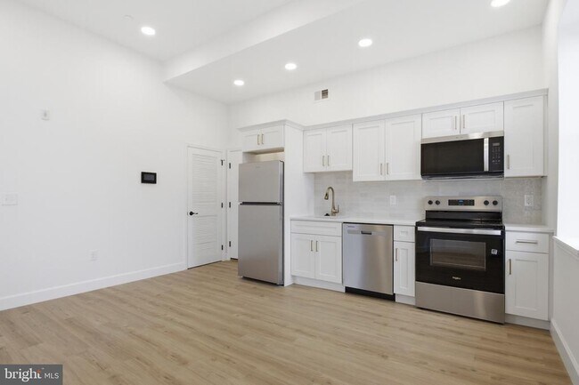 Foto del edificio - 100 W Front St