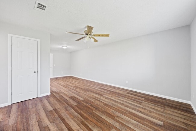 Building Photo - MAY MOVE IN SPECIAL - REDUCED