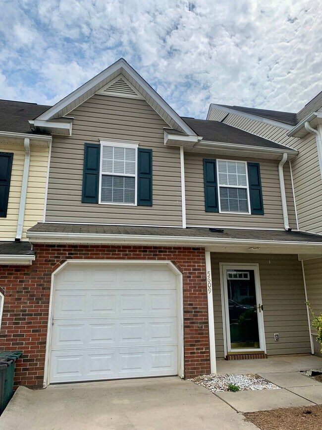 Building Photo - 2 bedroom townhouse with patio available a...