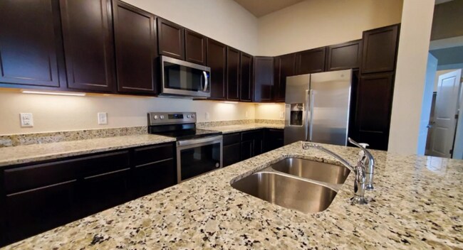 Foto del edificio - Large 2 Bedroom Condo with Patio!