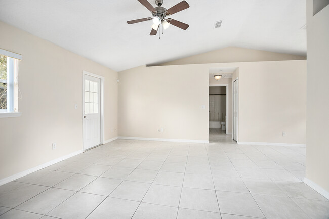 Foto del edificio - 3/2 in Orange City, 2 car garage, $1695/mo...