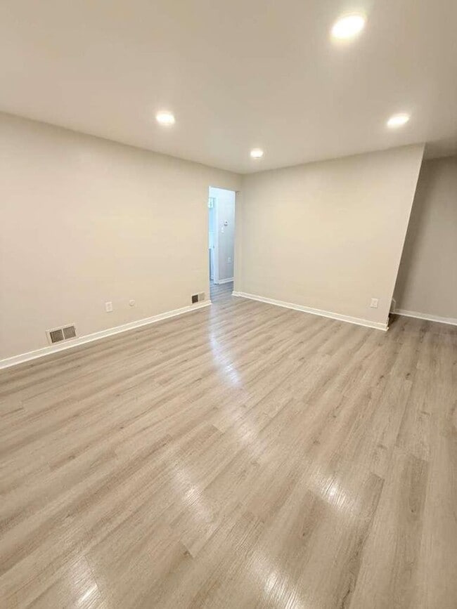 Building Photo - Spacious and beautifully updated 4-bedroom, 2-bath