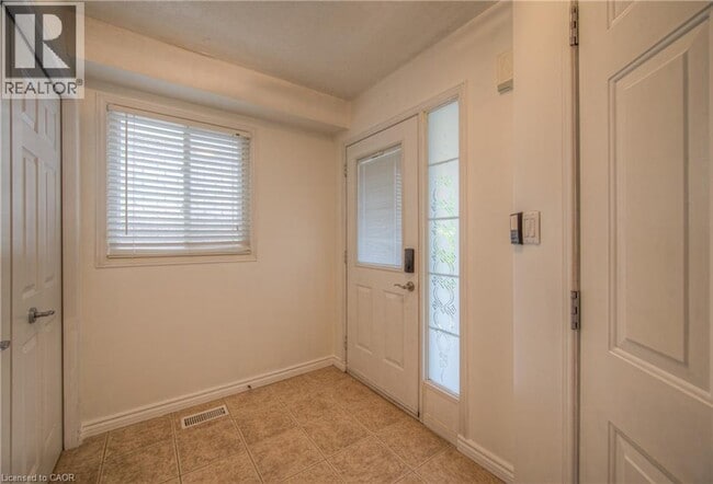 Building Photo - 428 Wake Robin Crescent