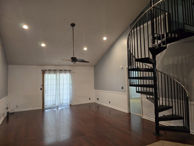 Building Photo - 151 Lakeside Dr