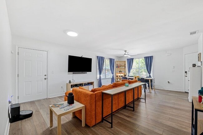 Living room/Dining room - 3801 Carroway St