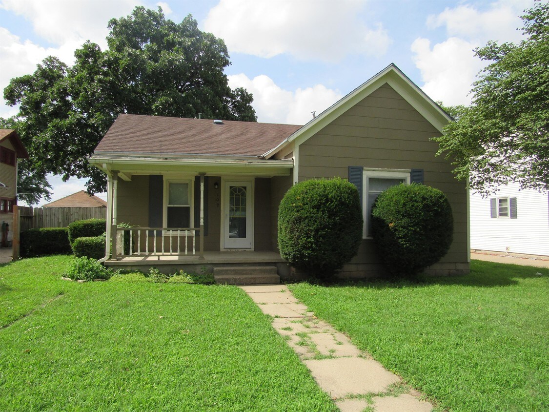 Primary Photo - 109 W 4th St