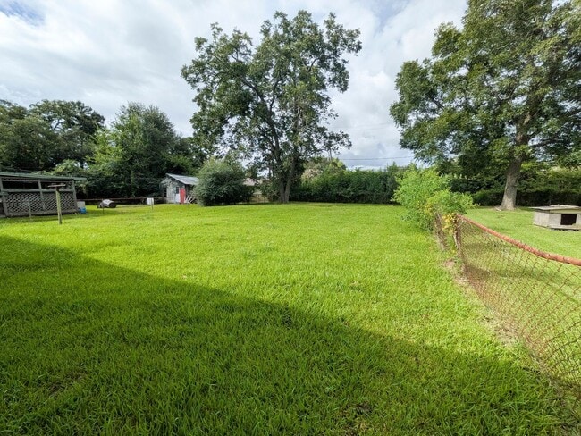 Building Photo - 5150 Parkview Dr