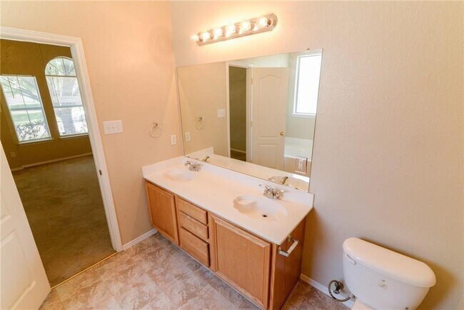 Building Photo - 447 Maple Grove Dr