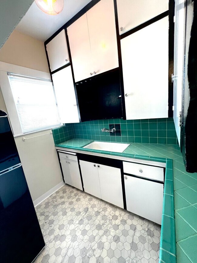 Building Photo - Vintage Upstairs Midtown Apartment