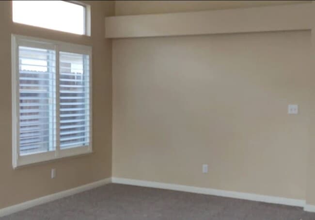 Building Photo - 4 bedroom, 2 bath Home