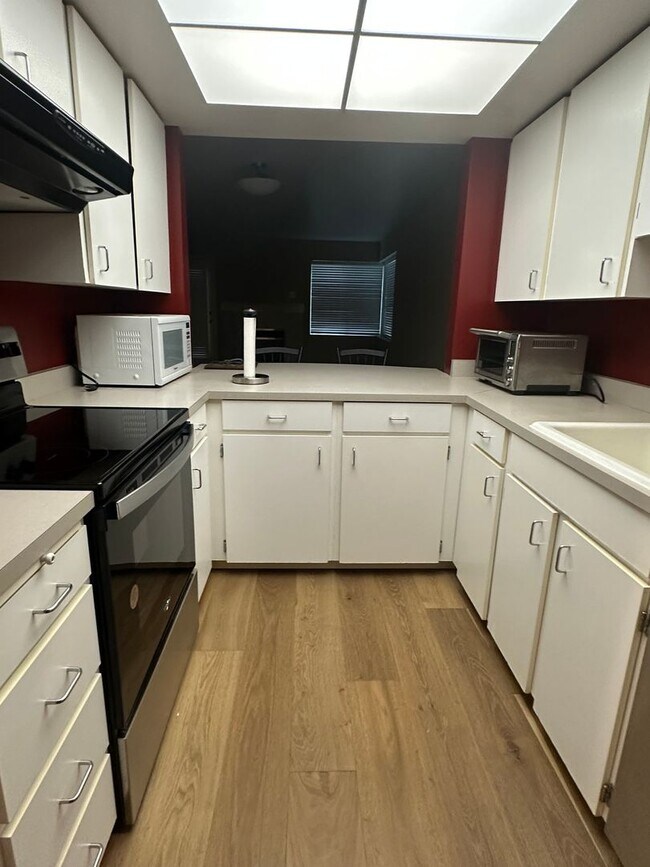 Foto del edificio - QUINTET CONDO ON WEST BURNSIDE