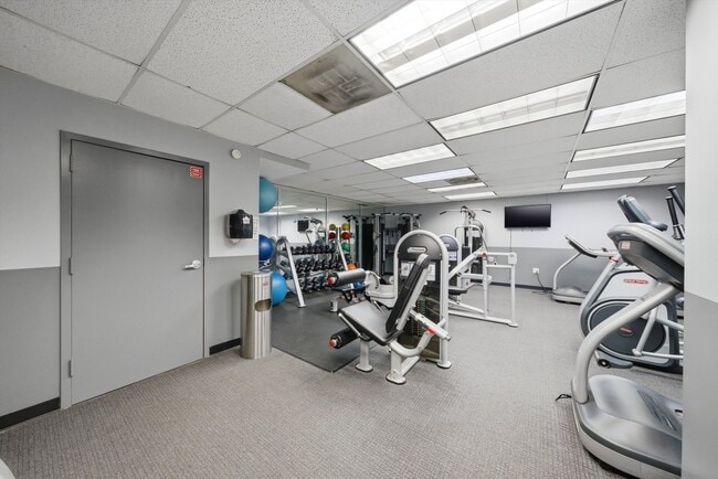 Building Photo - 6030 N Sheridan Rd