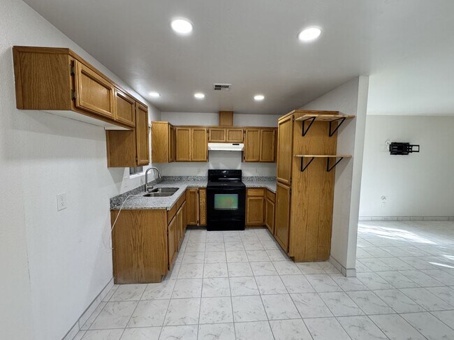 Building Photo - 726 Calle Nueva Vida