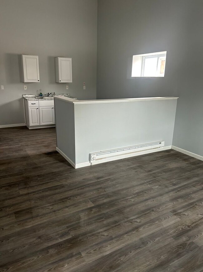 Building Photo - 2 bedroom Apartment Lakeshore/E. 185