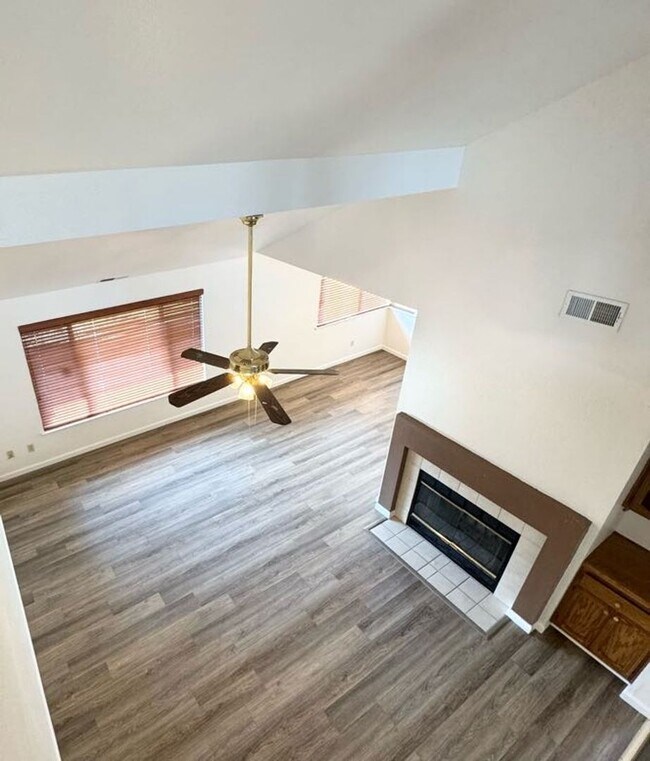 Foto del edificio - Freshly Painted 3 Bedroom + Loft in Desirable Elk Grove Neighborhood