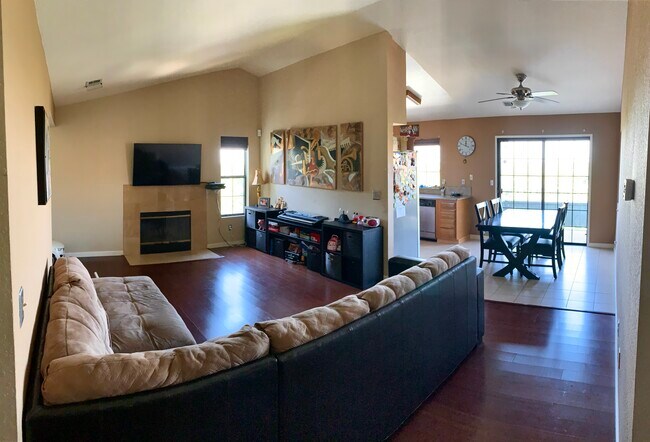 Living room and kitchenette - 792 Golden Creek Ter