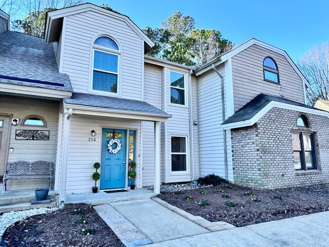 Foto del edificio - Like New & Ready NOW! 2 Primary Suites w/Private Baths! Reserved Parking, Community Pool & MUCH M...