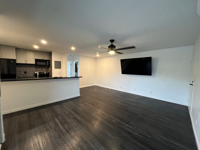 Foto del edificio - MOVE-IN READY 1+1 w/gated entry, 2 parking spaces + pool!