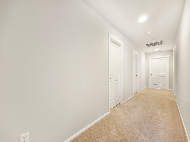 Foto del edificio - Newly built home with major upgrades in Br...