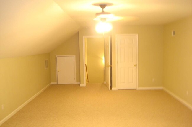 Building Photo - 6865 Bridgewater Dr