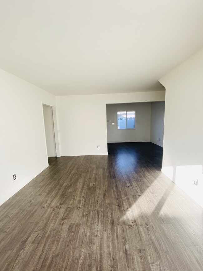 Building Photo - 539 Hyde Park Pl