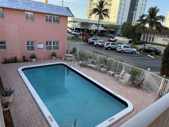 Foto del edificio - 1450 N Riverside Dr