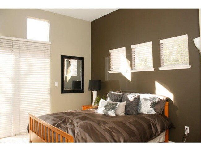 Building Photo - Conveniently located townhouse with 2 mast...