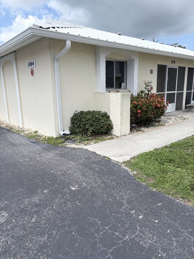 Building Photo - 5004 Chiquita Blvd S
