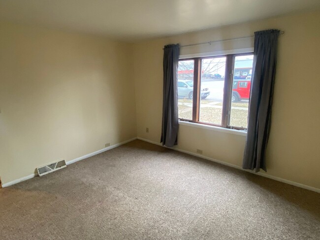 Building Photo - 2 BR Ranch Style Home with Off-Street Parking