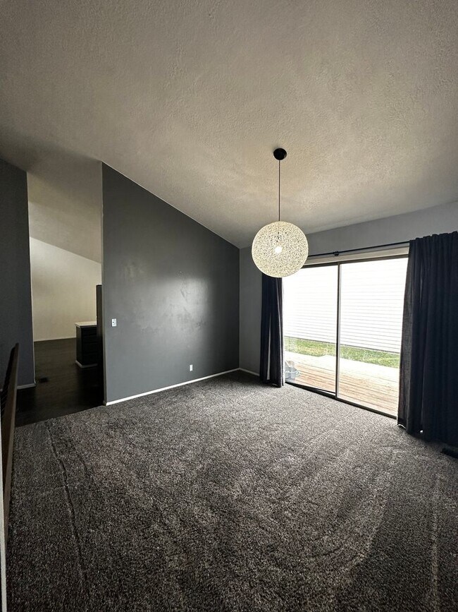 Foto del edificio - MOVE IN SPECIAL-- DECEMBER RENT FREE--Wonderful Single-Family Home in The Highland Area