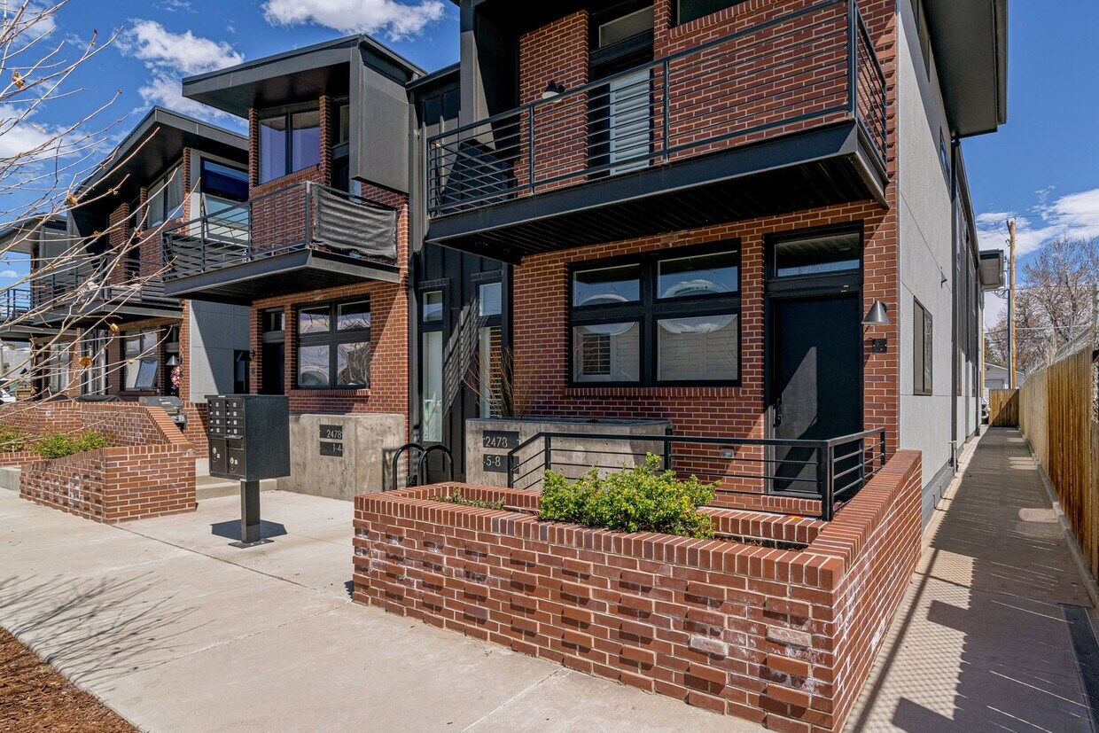 Foto principal - Like New Townhome Available Now-Denver