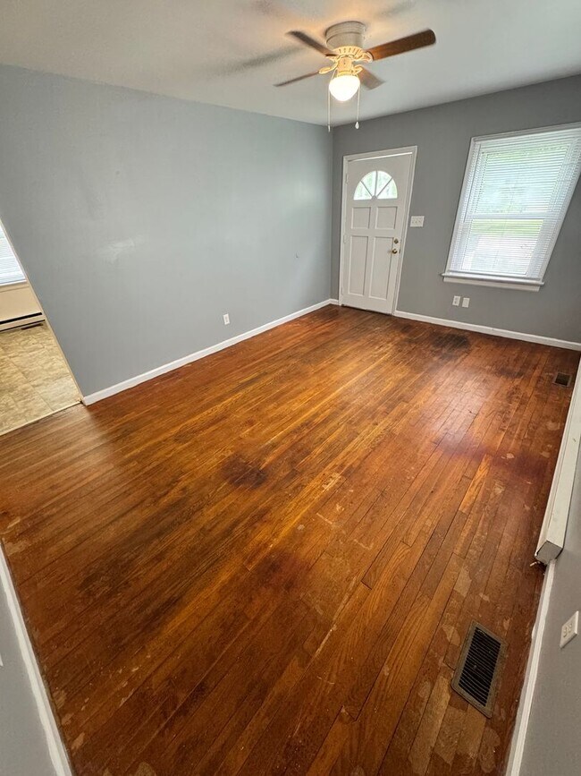 Foto del edificio - 3 bedroom house on quiet dead end! All ele...