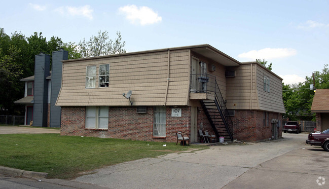 Building Photo - 109 Maple St