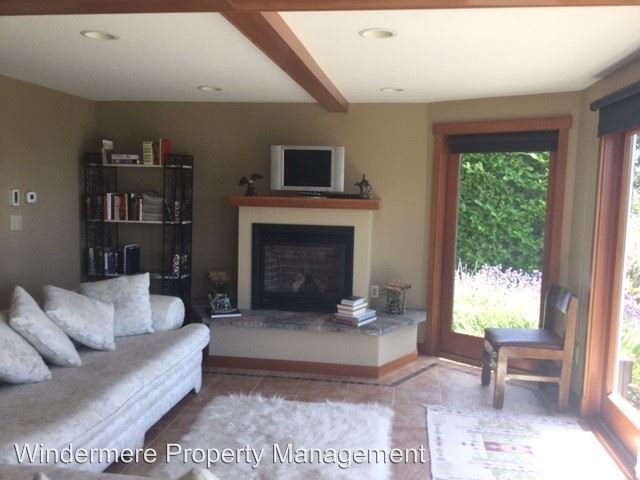 Building Photo - 988 Chuckanut Dr