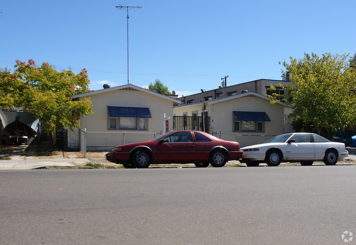 Building Photo - 3833-3839 Van Dyke Ave
