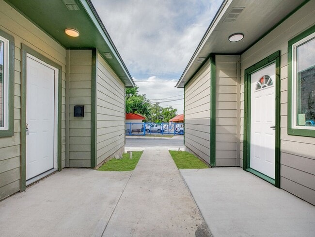 Building Photo - 2910 S Laredo St