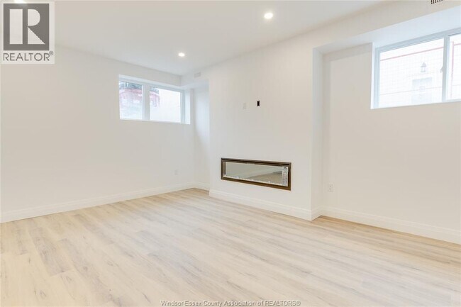 Photo du bâtiment - 2451 Westminster Blvd