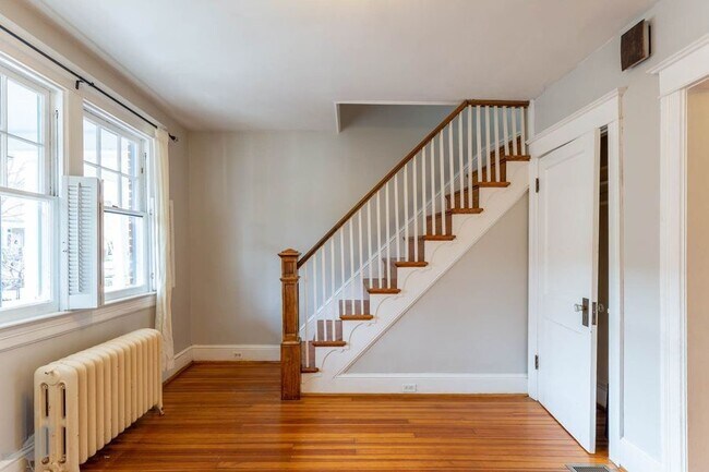 Building Photo - Gorgeous Gardener's Rowhome w/ Parking Inc...