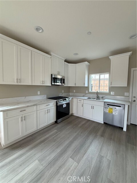 Building Photo - 7398 N Maple Ave