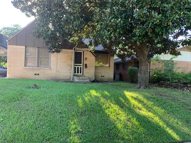 Building Photo - 2004 N Palace Ave