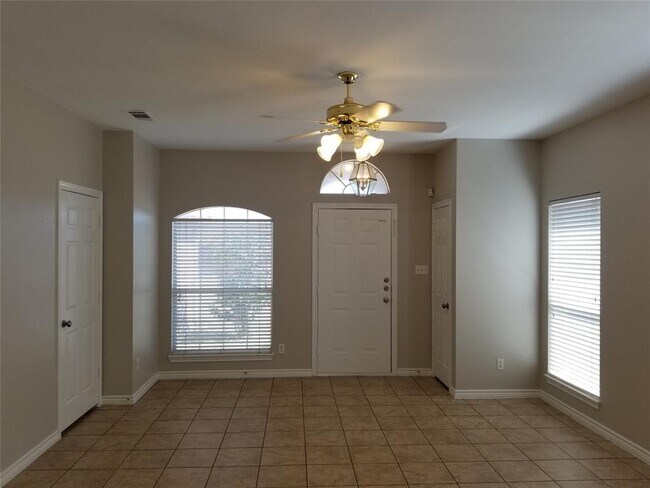 Building Photo - 3002 San Frando Dr