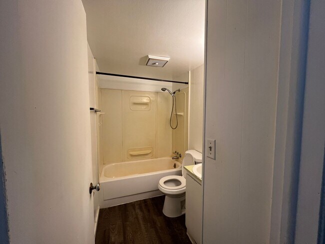 Foto del edificio - 2400 E 6th St