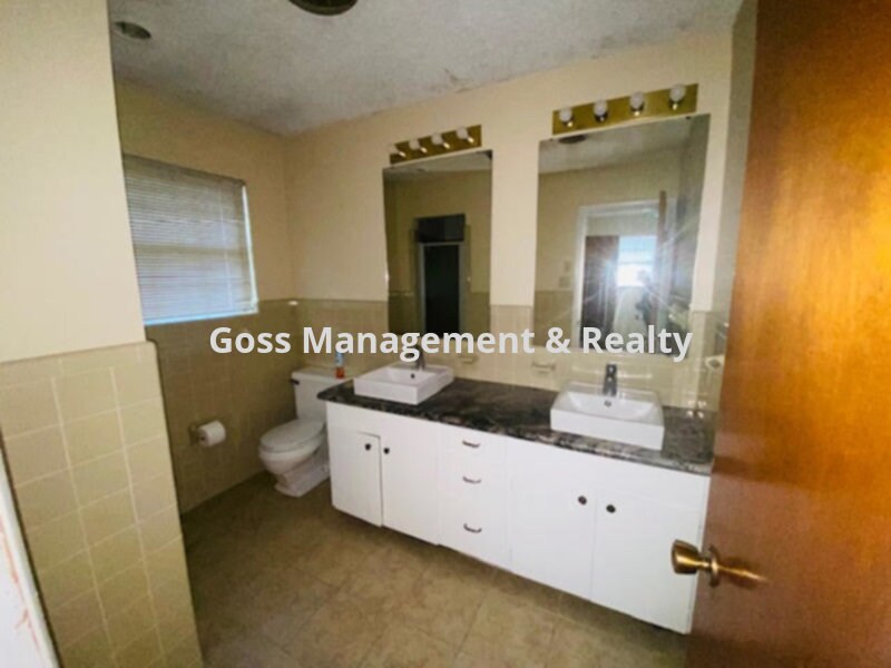 Building Photo - 1200 Southedge Dr