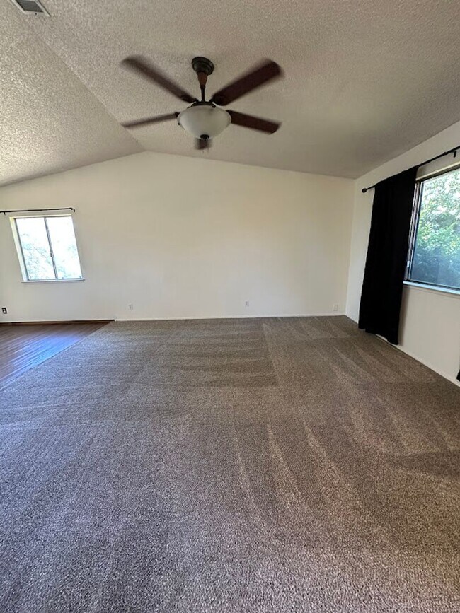 Foto del edificio - Well maintained home on 1.14 acres - Landscaping included!