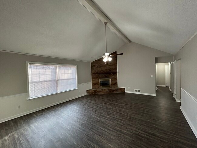 Building Photo - 641 Valley Springs Dr