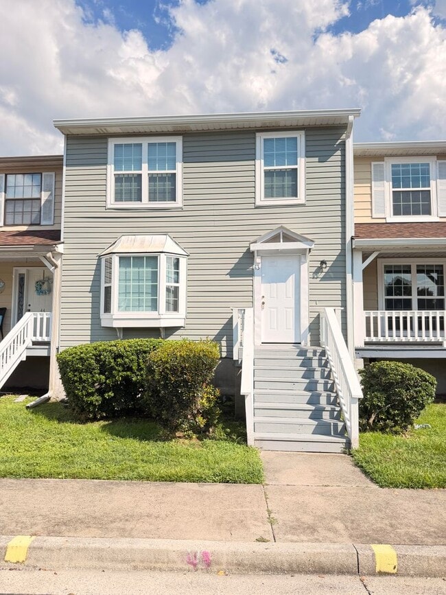 Building Photo - 912 Pineland Ave