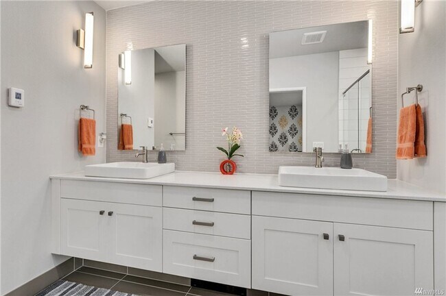 Foto del edificio - Stunning modern townhome 3 bedroom 3 bath ...