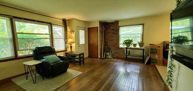 Building Photo - Charming House Located Near Downtown Trave...