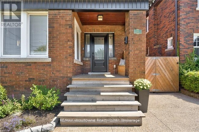 Building Photo - 23 Ottawa St S