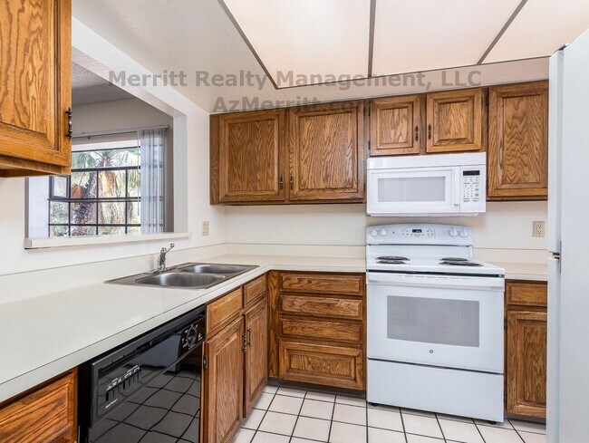 Building Photo - Townhome near Swan and Sunrise with washer...